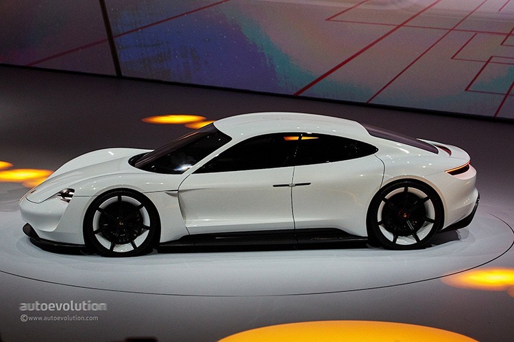 Xem truoc Porsche Mission E se xuat hien trong nam 2020-Hinh-3